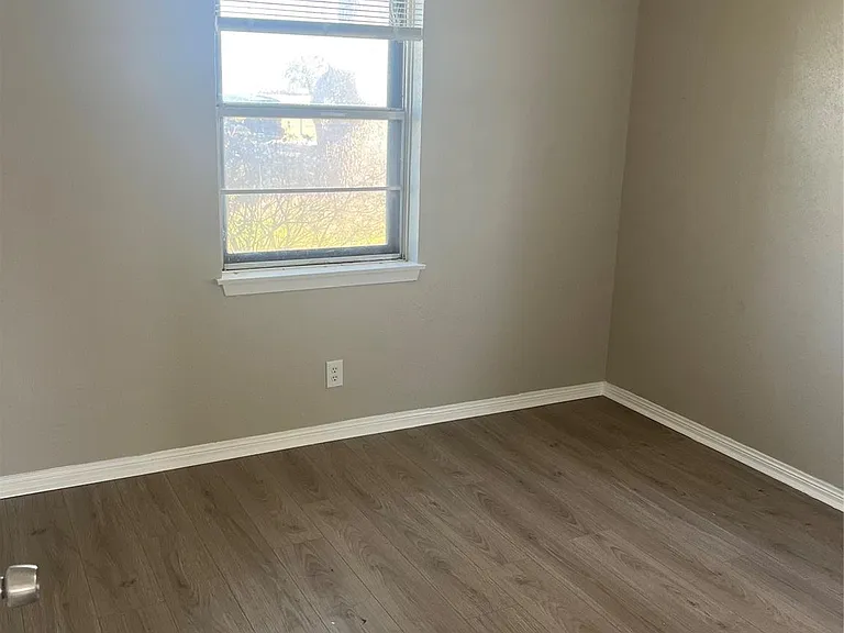 402 Thompson Dr — Photo 14