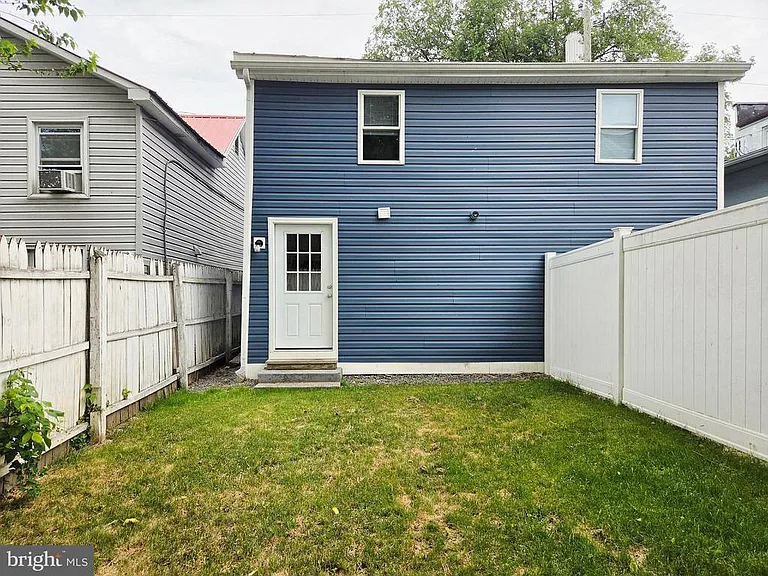 233 Kern St — Photo 13