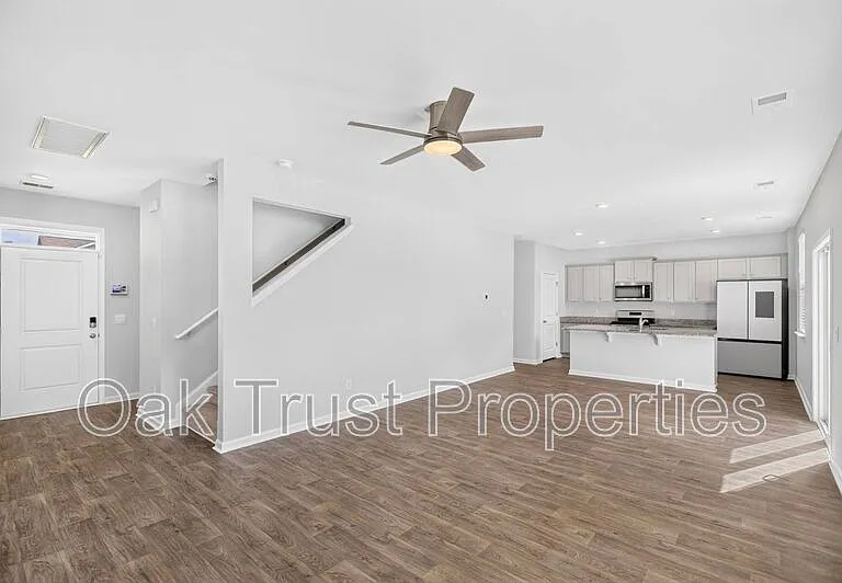147 Cloverleaf St — Photo 4