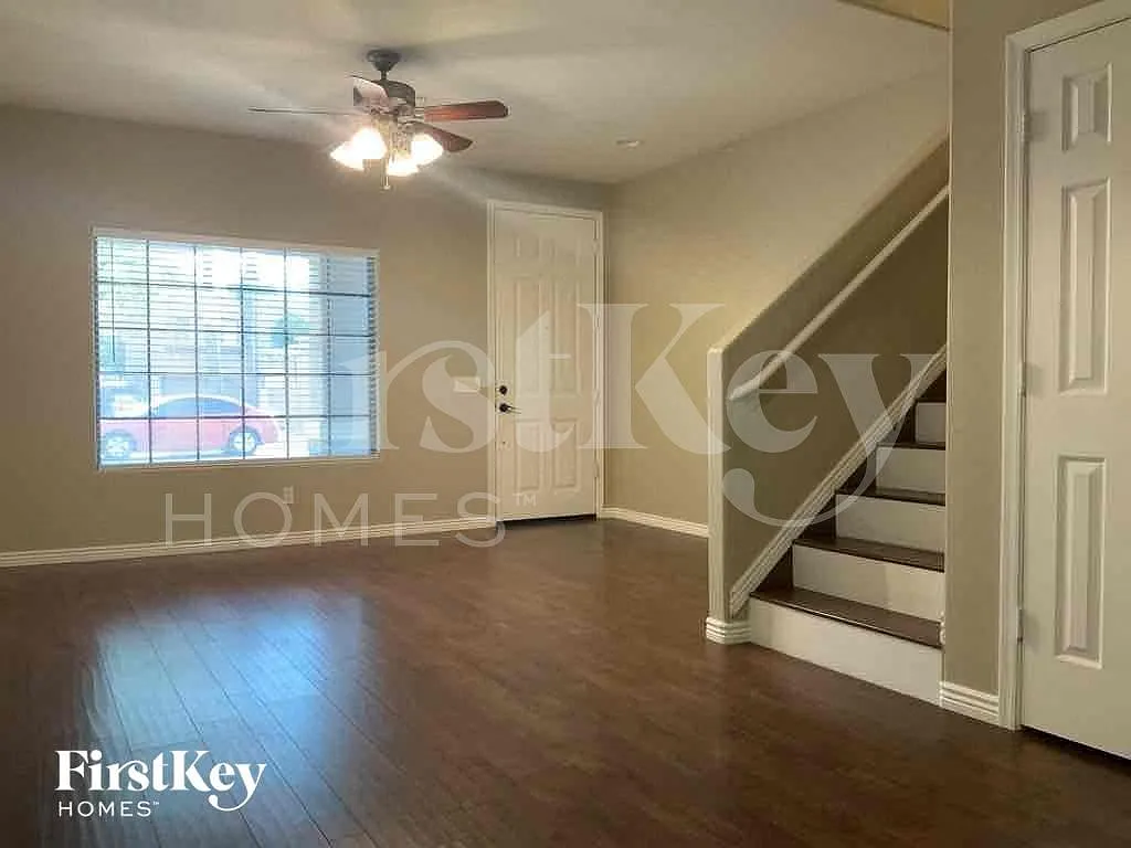 4 bed, 2.5 bath, 2227 sqft, $2,160 — Photo 3