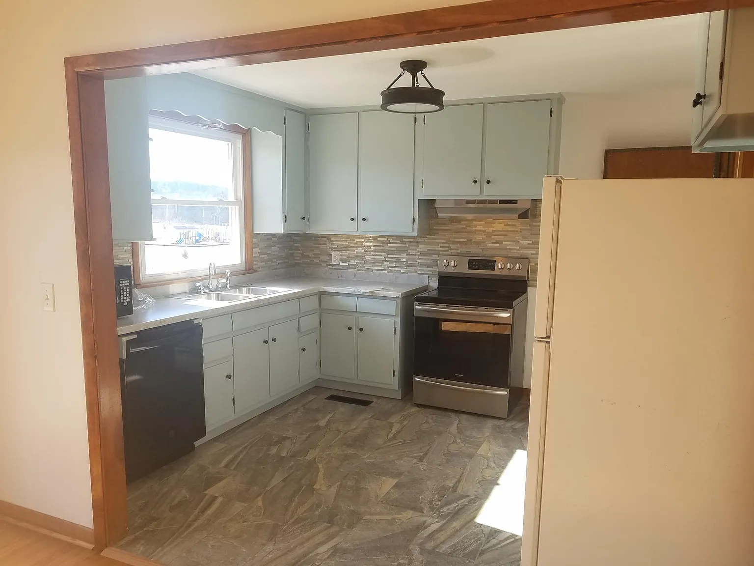 3 bed, 1.5 bath, 1325 sqft, $2,350 — Photo 3