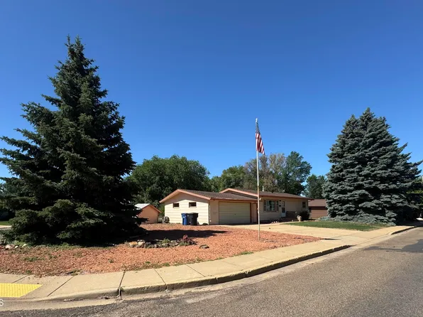 464 9th St E, Dickinson, ND 58601