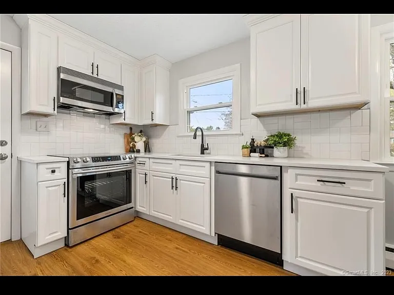 20 Manor Ln — Photo 2