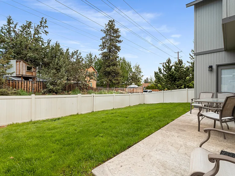 676 SE Gleneden Pl — Photo 27
