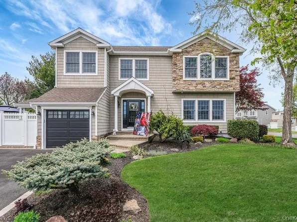 512 Heathcliff Drive, Seaford, NY 11783