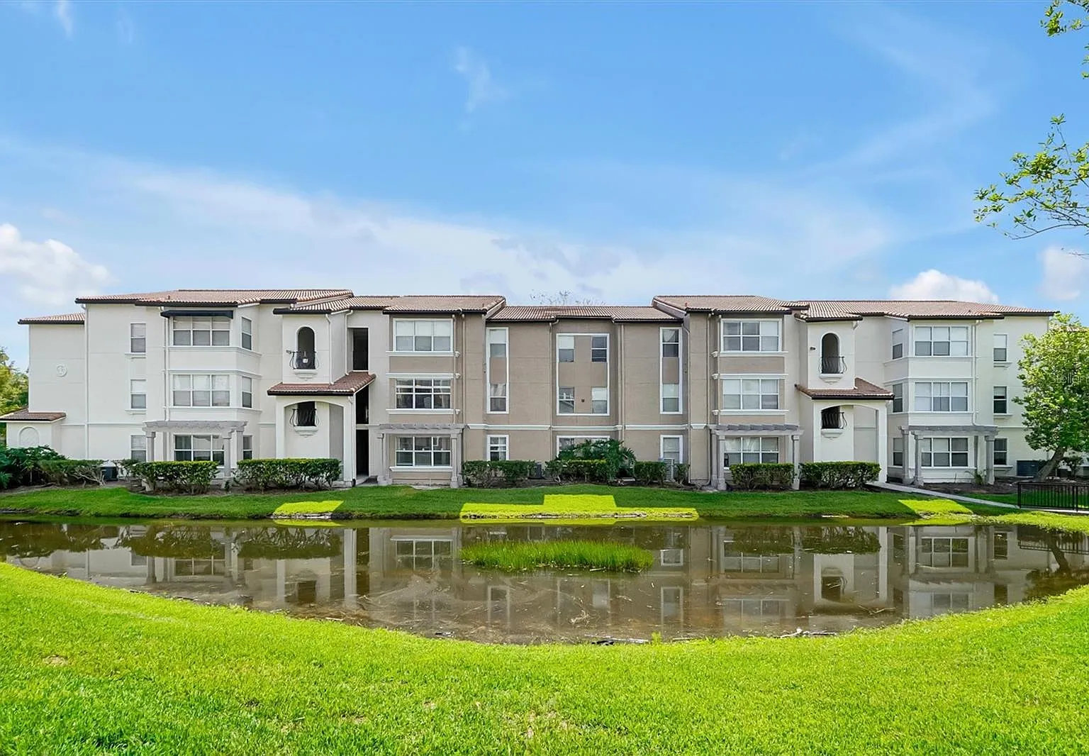 2 bed, 2.0 bath, 1028 sqft, $1,600 — Photo 3