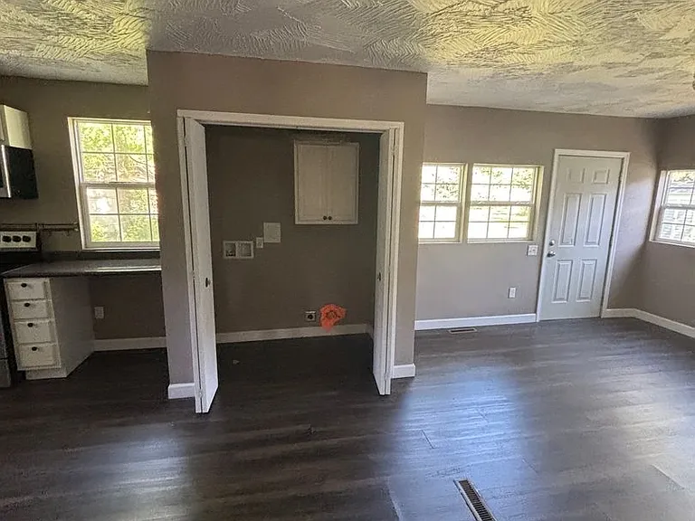 2027 N Weller Ave — Photo 17