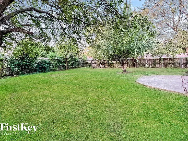 302 Shorewood Dr — Photo 15