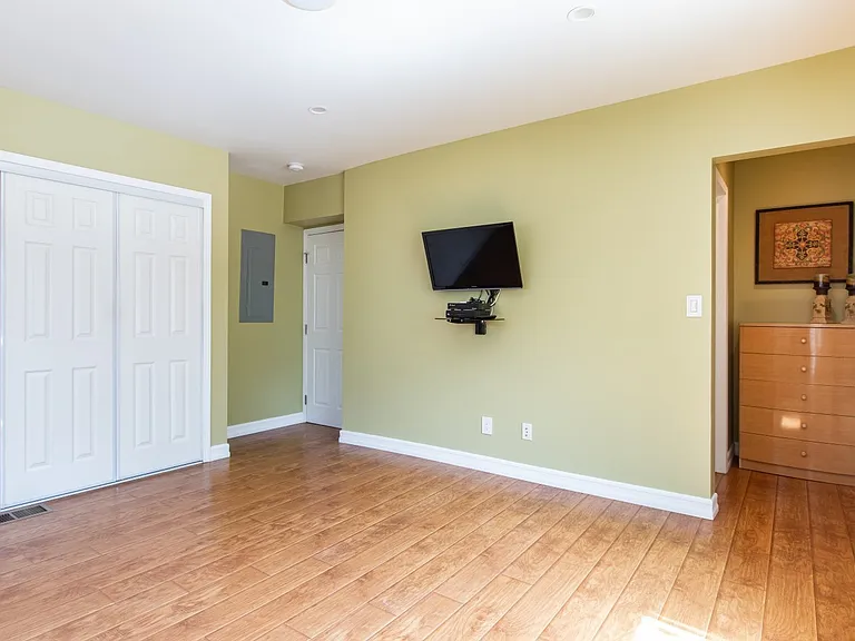 336 W Lexington Dr — Photo 15