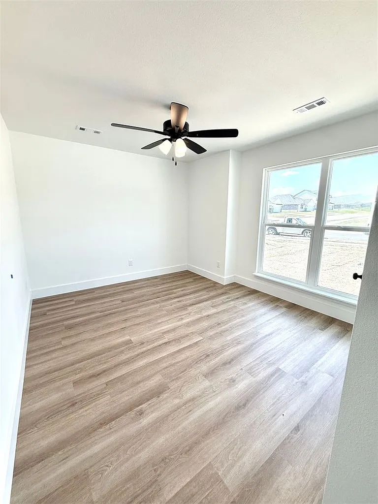 3 bed, 2.0 bath, 1714 sqft, $2,350 — Photo 3