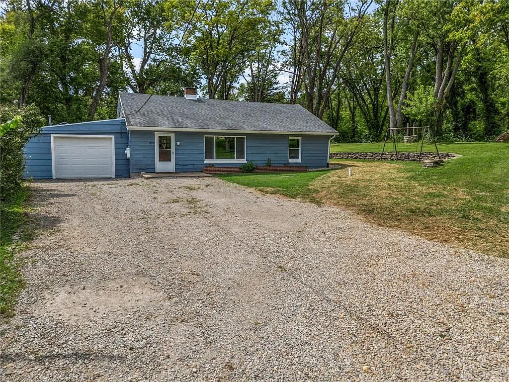 3 bed, 1.0 bath, 1372 sqft, $1,800 — Photo 3