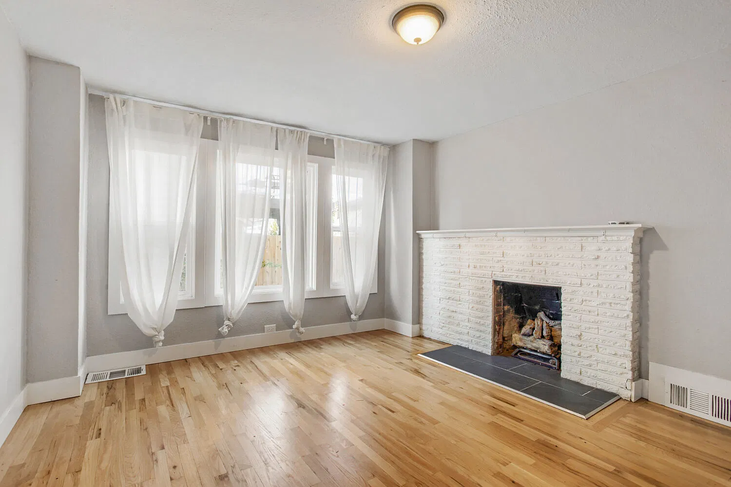4 bed, 2.5 bath, 1988 sqft, $3,295 — Photo 2
