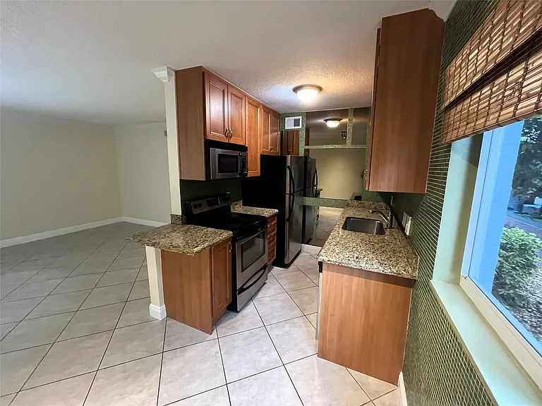 1460 NE 18th St #104 — Photo 7