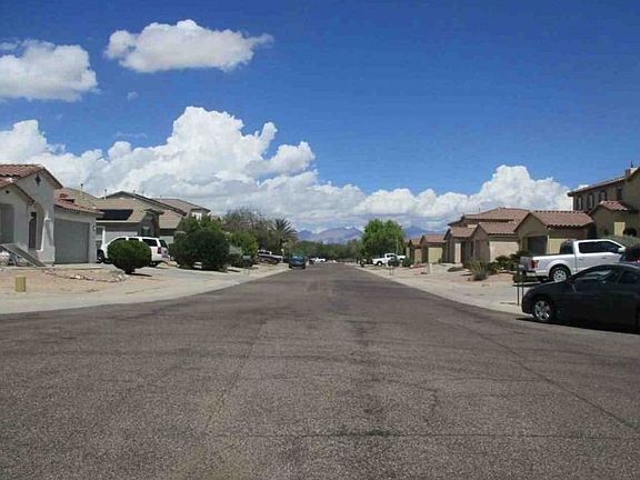 Exterior Neighborhood (street photo)