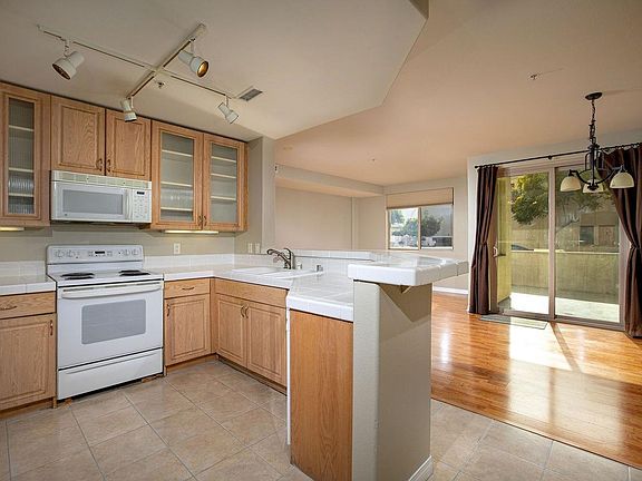 3rd image of 1601 India St Unit 117