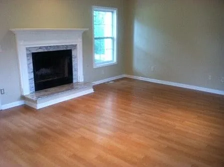 6 bed, 2415 sqft, $2,200 — Photo 3