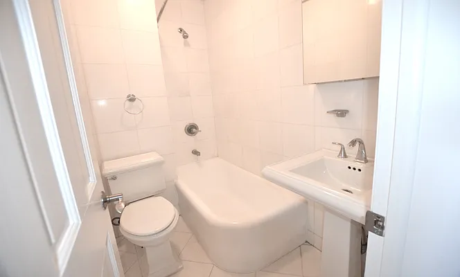 Rented by Manhattan Realty Group | media 7