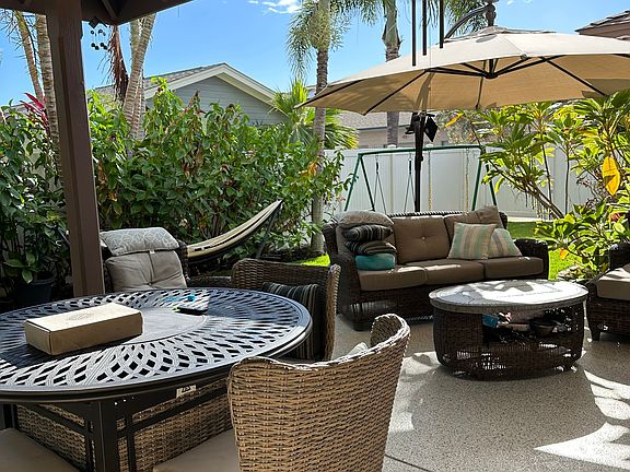Furnish to enjoy Hawaii weather w/outdoor TV too