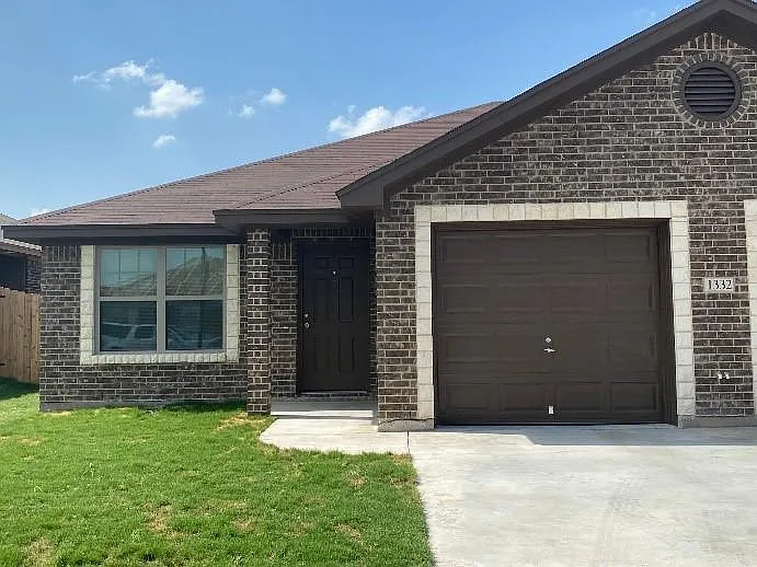 3 bed, 1125 sqft, $1,300 — Photo 2