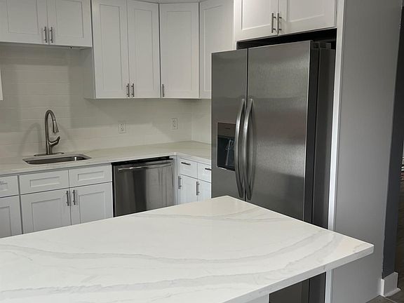 5th image of 371 Bolton Rd
