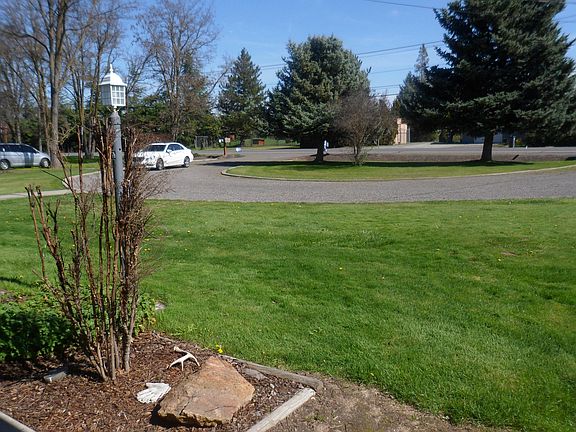 Huge Circular driveway!!