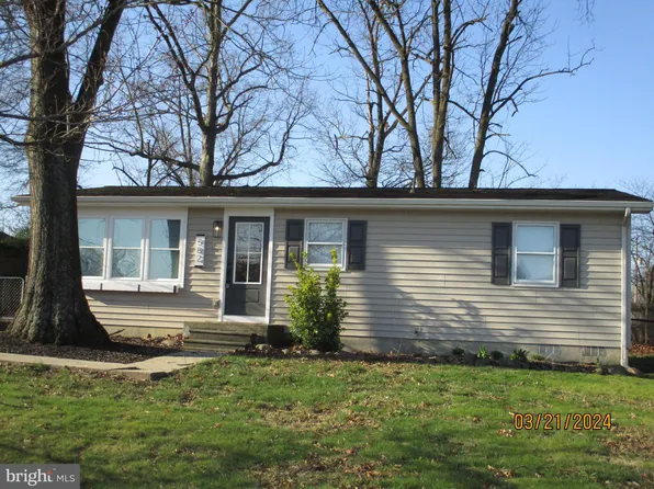 582 Hanshew Ln, Martinsburg, WV 25404