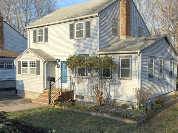 1 Gwinnett St, Hyde Park, MA 02136