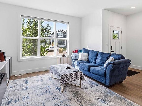 2nd image of 175 Rosewood BOULEVARD E