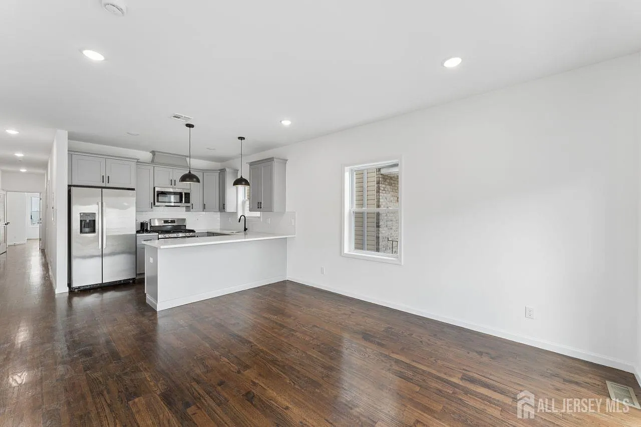 4 bed, 3.0 bath, $3,000 — Photo 4