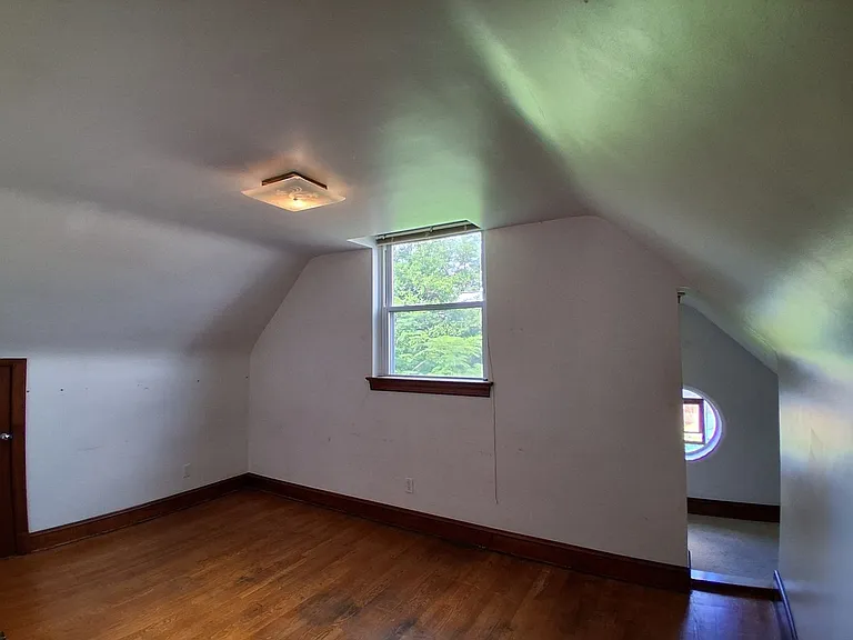 172 E Green St #B — Photo 8