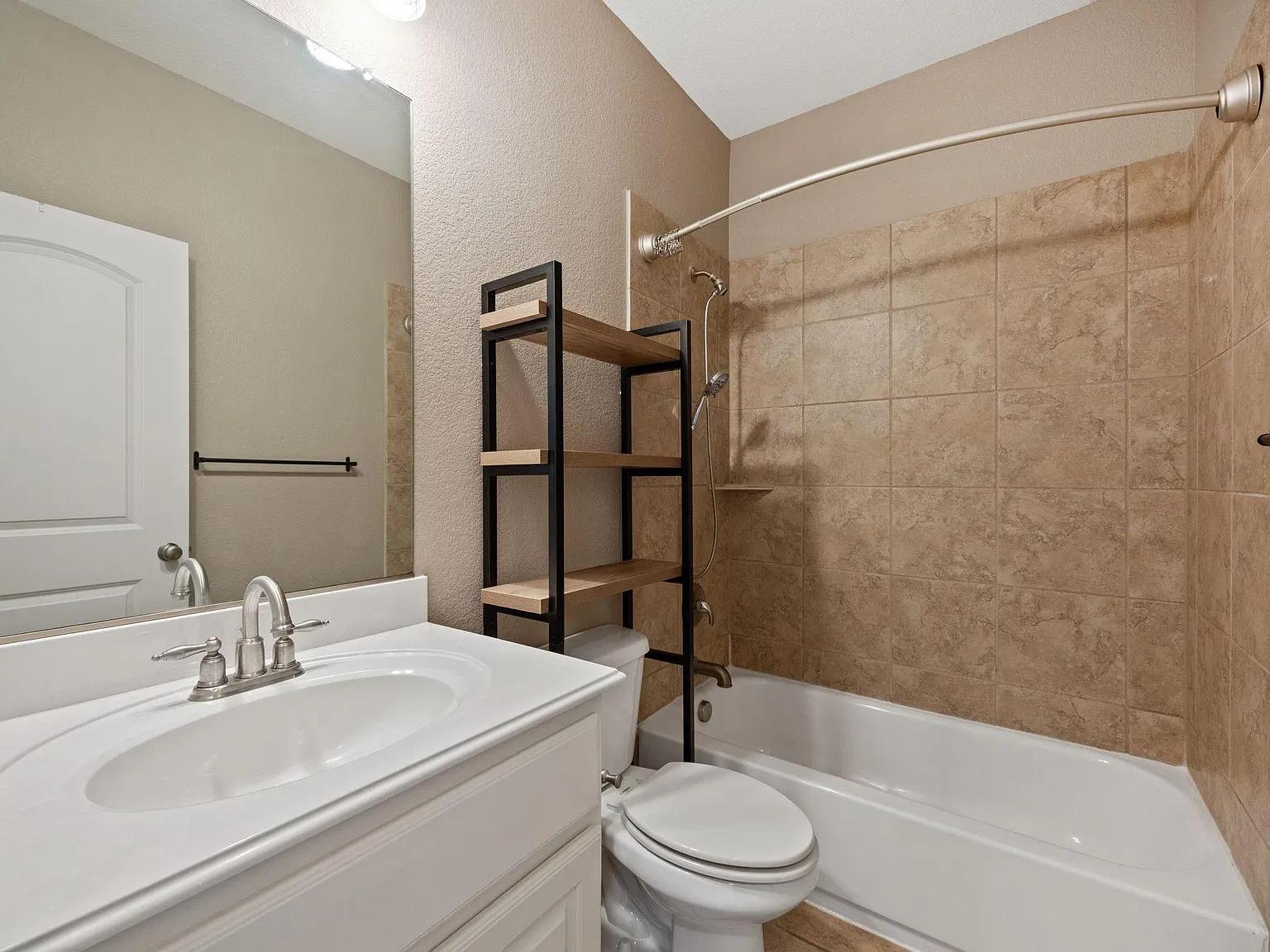 3 bed, 2.5 bath, 1796 sqft, $2,795 — Photo 4