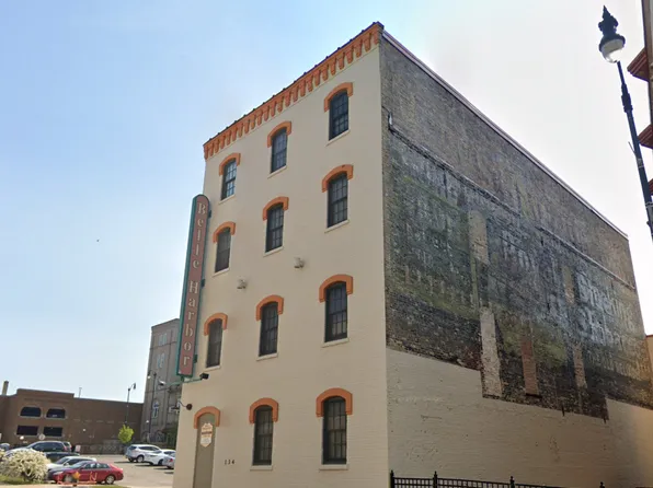 Belle Harbor offers one, two, and three bedroom lofts