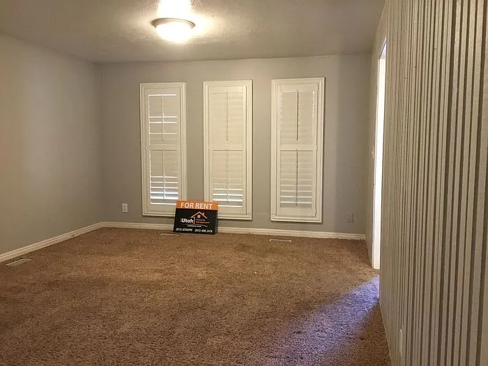 4270 S 1050 W — Photo 4
