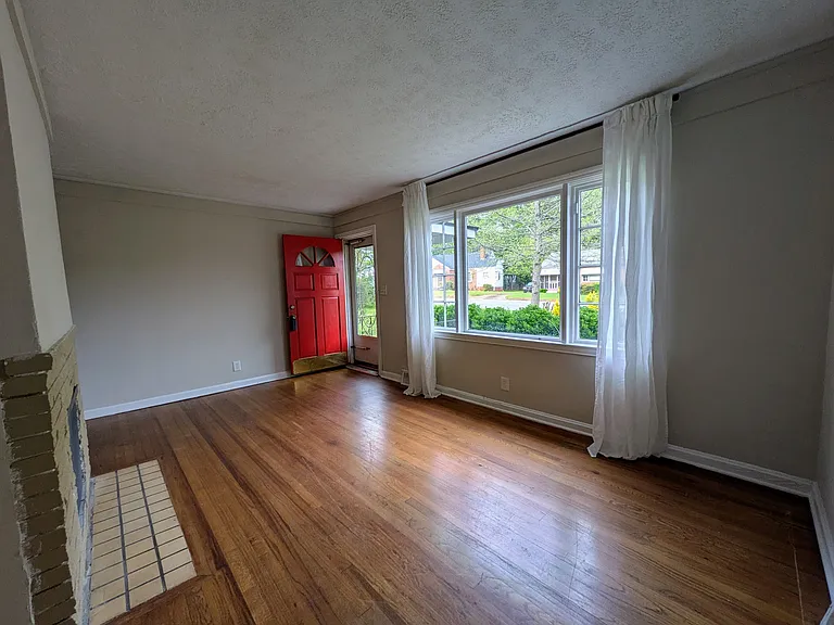 366 Lynnhaven Dr SW — Photo 3