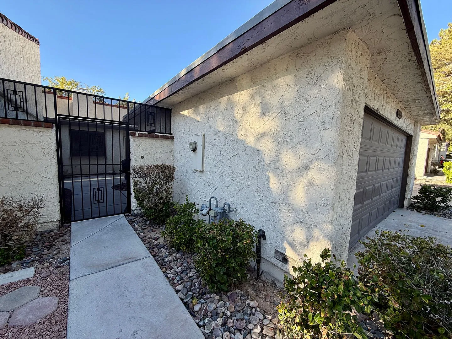 Wonderful single story townhome with tons of patio space — Photo 2