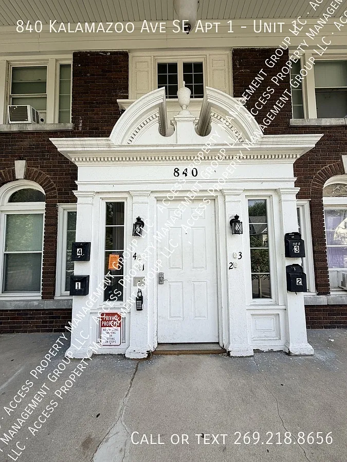 Nice 3 Bedroom main floor Unit SE Side — Photo 1