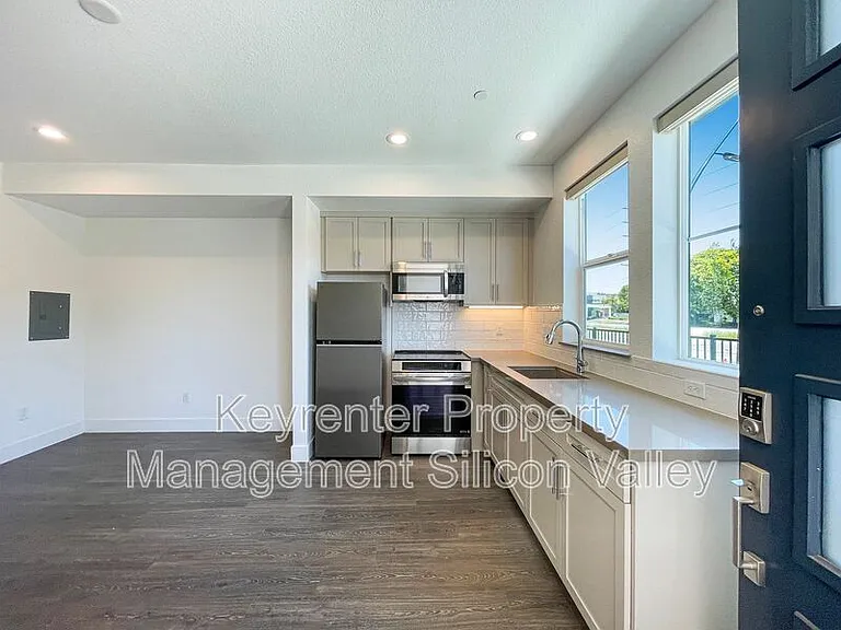 333 W Montague Expy — Photo 2