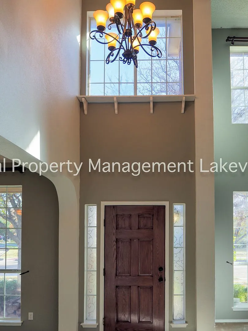 Desirable 2-story open floor plan home with a pool and hot-tub! — Photo 4