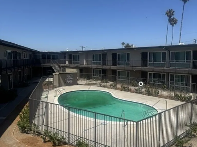 Marine Bay Apartments — Photo 22