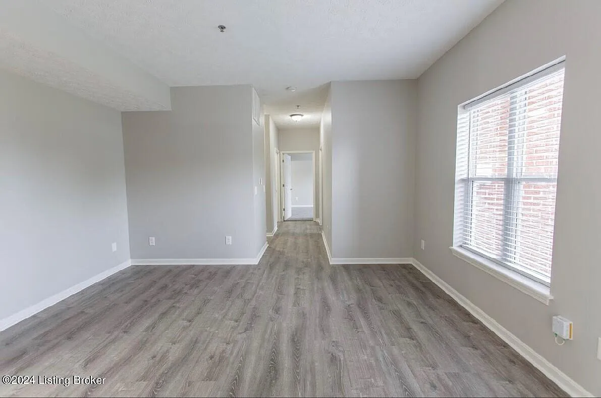 Building Photo - 608 E Spring St #2