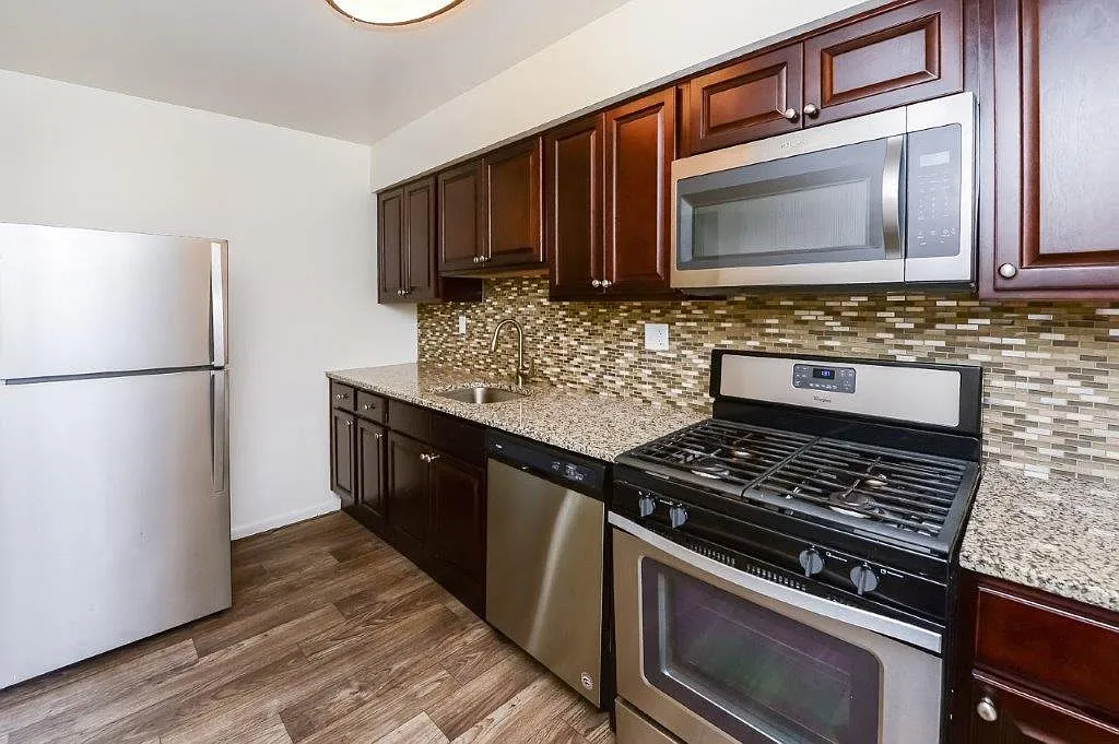 Brookside Manor Apartments and Townhomes — Photo 4