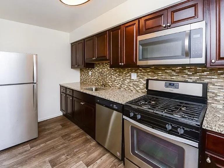 Brookside Manor Apartments and Townhomes — Photo 4