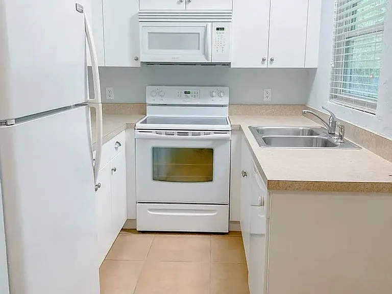 2064 Arlington St — Photo 7