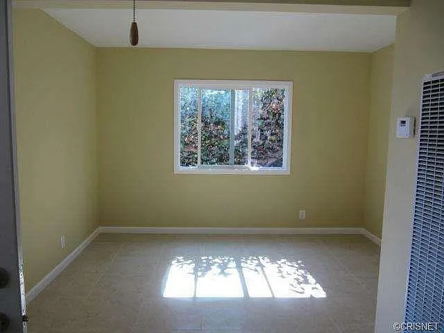 3 bed, 889 sqft, $2,700 — Photo 2
