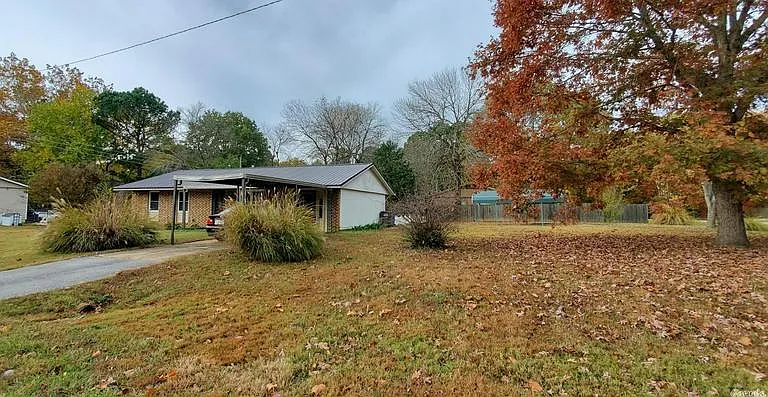 2205 Amy Ann St — Photo 2