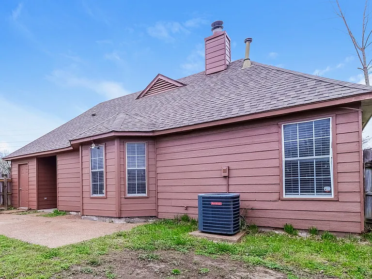4671 Lindawood Ln — Photo 16