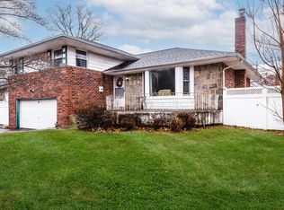 20 Berkley Ln, Syosset, NY 11791