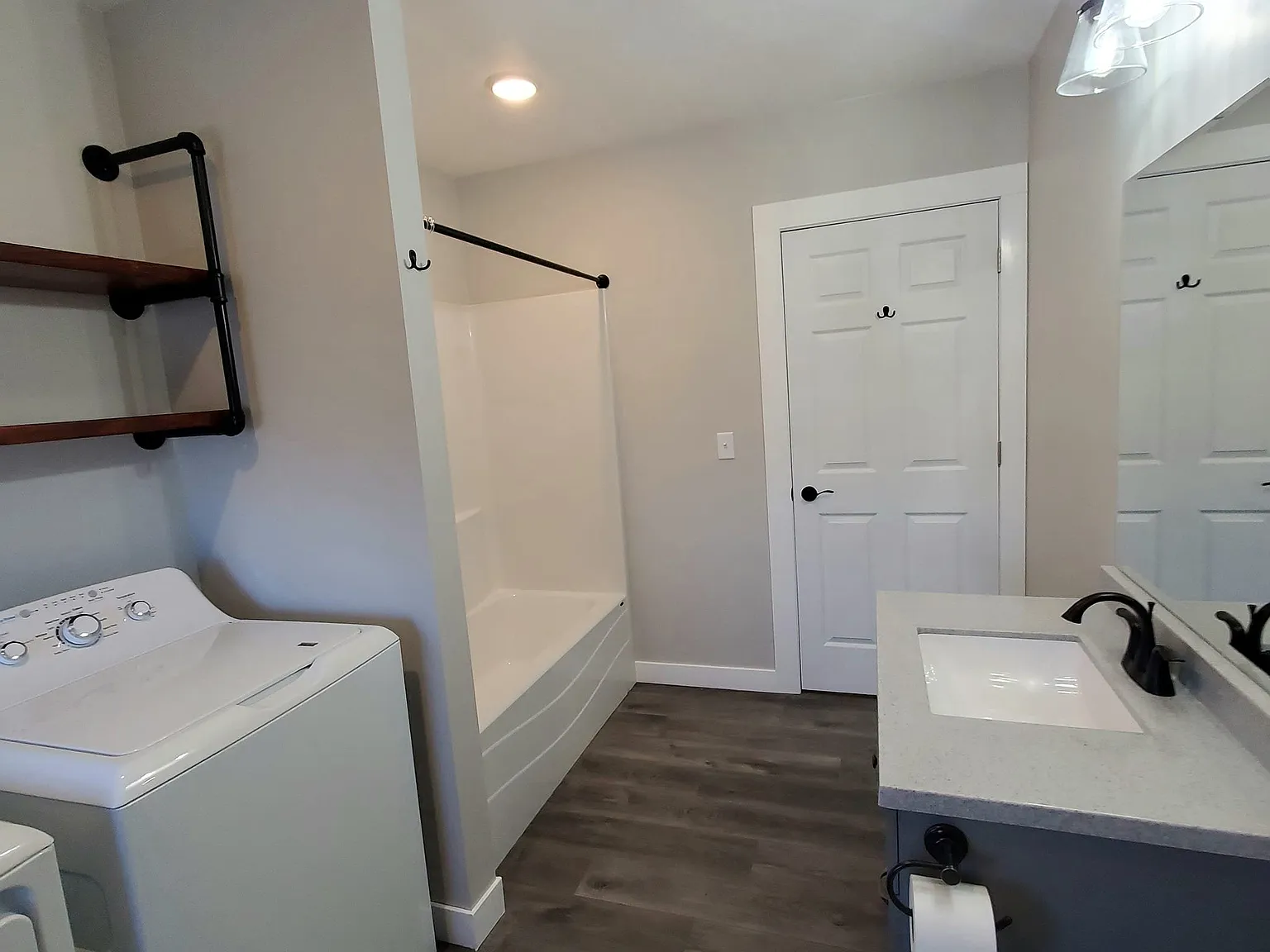 2 bed, 1.0 bath, 1160 sqft, $1,350 — Photo 3