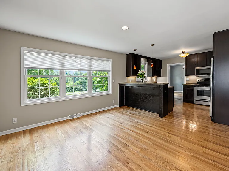 2260 N River Rd — Photo 15