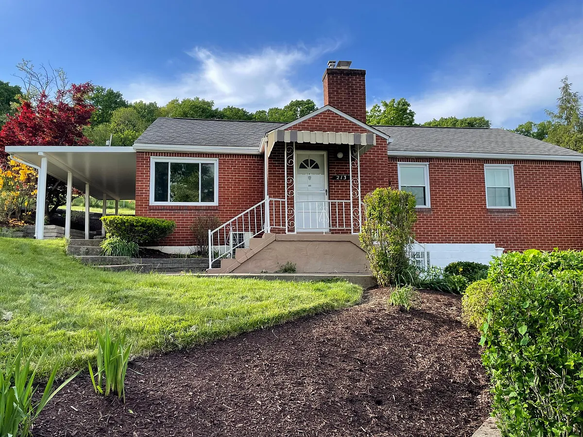 Large yard, covered patio - 213 Ramsey Ave